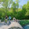 Fahrradwege im Naturpark Altmühltal sind beliebt, zum Beispiel der Anlautertal-Radweg bei Altdorf.  	
