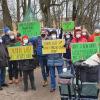 Am Freitagnachmittag protestierten rund 30 Aktivisten gegen eine Fällaktion im Englischen Garten.