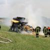 Auf einem Acker nahe Graisbach ist eine Ballenpresse in Brand geraten. Rund 100 Feuerwehrleute waren im Einsatz.