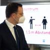 Bundesgesundheitsminister Jens Spahn bei einem Besuch des Impfzentrums in Düsseldorf. Er erteilte Forderungen eine Absage, die Impfstoffproduktion staatlich auszuweiten.