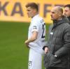 FCA-Heiko Herrlich steht nach dem 0:0 gegen Bielefeld weiterhin in der Kritik der Fans. Auch Präsident Klaus Hofmann äußerte nach Schlusspfiff Kritik an der Spielweise.