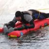 Mit Hilfe von sogenannten Eisrettungsschlitten übten Mitglieder der Wasserwacht im vergangenen Winter, eingebrochene Menschen aus dem Wasser zu ziehen. 	 	