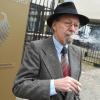 Am Donnerstag startet vor dem Landgericht Düsseldorf die Prozess-Neuauflage gegen Raucher Friedhelm Adolfs. Er war in den letzten Tagen wegen Schlaganfall-Verdachts im Krankenhaus.