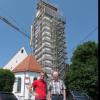 Ingenieur Gerhard Scherner und Kirchenpfleger Günther Heinrich vor der Eppishauser Kirche mit dem eingerüsteten Turm.