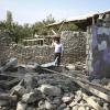 Ein Mann steht in den Ruinen eines Hauses, das offenbar während der Kämpfe um die Region Berg-Karabach durch Bombardierungen beschädigt wurde. 