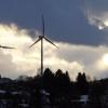 Die Windräder bei Menhofen sind die einzigen, die sich bisher in der näheren Umgebung drehen. Die Gemeinde Fuchstal will ebenfalls Windkraftanlagen bauen. Dagegen kommt aber besonders aus der Nachbargemeinde Kaltental Widerstand. 