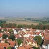 Entlang der Bahnstrecke, wie hier im Hintergrund, könnten künftig unter bestimmten Voraussetzungen in Nördlingen Freifächen-PV-Anlagen entstehen.