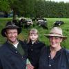 Maika Ditzig, Robert Drexel und ihre Tochter Elisa leben mit mehr als 100 Schafen auf ihrem Hof in Walkertshofen. 