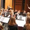 Besondere Begegnung im Edwin-Scharff-Haus: Kreisverbands-Jugendblasorchester Ulm-Alb-Donau spielt die „Salamander Symphony“ des Holländers Jacob de Haan – und der Komponist dirigiert höchstselbst. 