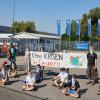 Mitglieder des Klimacamps blockierten zum Friedensfest den Eingang von Premium Aerotec. 