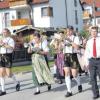 Die Gail-Buam-Musikanten mit junger Marketenderin (links) und Schützenmeister Bernhard Braun (rechts) führten die Böllerschützen zum Schießplatz, wo es recht laut zuging.