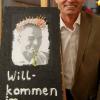 Auf ein ungewöhnliches Porträt von sich traf Obermeitinges Bürgermeister Erwin Losert, als er sich im Rathaus ansah, was 30 Kinder bei einem Kunstaktionstag der Gemeinde geschaffen hatten. 
