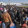 Tausende Flüchtlinge warten am griechisch-mazedonischen Grenzübergang in Idomeni auf die Weiterreise. 