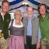Armin (links) und Peter Spengler freuen sich mit ihren Eltern Anton und Maria Spengler über das 50-jährige Firmenjubiläum.