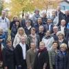 Zu Beginn des Klassentreffens versammelten sich die Teilnehmer zu einem Fototermin, bevor es einen Wortgottesdienst in der Kirche gab.  	