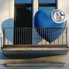 Die Liebe zum FC Schalke ist in Gelsenkirchen groß – hier bestens auf einem Balkon im Zentrum der Stadt zu sehen. 	