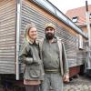 Julia Geyer und Dominik Schuster haben sich in Kühbach ihren Traum vom Tiny House erfüllt. 
