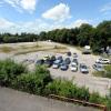 Das Areal an der Holzbachstraße in Augsburg - rechts hinter den Bäumen verlaufen Bach und Straße - soll neu bebaut werden.