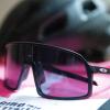 Fliegen im Anflug: Sportbrillen schützen die Augen von Radlerinnen und Radlern vor Insekten und blendendem Licht.