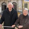 Bürgermeister Wolfgang Schenk und Anton Grotz vom Kulturmarkt messen noch mal nach: Ja, da ist der Weltrekord. 