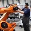 Das von Chinesen übernommene Augsburger Hightech-Unternehmen Kuka will seine Roboterproduktion in Schanghai verdoppeln.