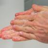Sorgfältiges Händewaschen und das Desinfizieren der Hände empfehlen Experten, um sich vor einer Ansteckung an der Grippe oder Coronaviren zu schützen. Mundschutz wird allmählich knapp.  	