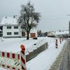Die Straßenbauarbeiten an der Ortsdurchfahrt in Dattenhausen können fortgesetzt werden, sobald es die Witterung zulässt. Der Gehweg soll auf die neue Mauer hochgesetzt werden. Die Straßenplanung bleibt bestehen.   