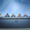 Die Parteivorsitzenden Cem Özdemir, Claudia Roth (beide Grüne, l-r), Sigmar Gabriel (SPD), Angela Merkel (CDU), Horst Seehofer (CSU), und Philipp Rösler (FDP) am Sonntag in Berlin bei der Pressekonferenz. In der Mitte Joachim Gauck.