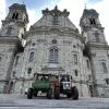 Mit Sondergenehmigung durften die Traktoren auf den Vorplatz des Klosters Maria Einsiedeln.