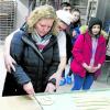 Beim Brezenschlingen in der Bobinger Bäckerei Kästele versuchte sich auch Lehrerin Karin Wühr.