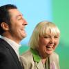 Cem Özdemir und Claudia Roth freuen sich über ihr Wahlergebnis. Nach der Schmach bei der Urwahl bekommt Claudia Roth bei der Wahl zur Parteivorsitzenden das Vertrauen der Grünen zurück.