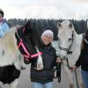 Der kleine Austritt auf dem Pony bereitet der kleinen Isabella sichtlich Freude. Die beiden Tiere Letti und Sabah gehören Biggi Zimmermann. Jaqueline Straß (rechts) hilft ihr beim Ausführen. 