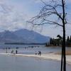 Touristen gingen Mitte April über einen Streifen Land mitten auf dem See.