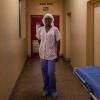 "Man muss schon fest an die Sache glauben, um diesen Job zu machen": Das Connaught Hospital, im Bild eine Krankenschwester, ist die führende Klinik in Sierra Leone. 	