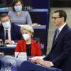 EU-Kommissionspräsidentin Ursula von der Leyen hört Polens Ministerpräsident Mateusz Morawiecki zu.   