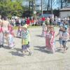Beim Maifest in Obergriesbach tanzen die Kindergartenkinder zur Außenfeldner Tanzlmusi. 