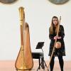 Das aktuelle Familienkonzert im Kloster Wettenhausen war der Harfe gewidmet. Dabei zeigte die Musikerin Feodora-Johanna Mandel Kindern und Erwachsenen auch die Urform ihres Instruments, einen Schießbogen mit einer gestimmten Saite. Der Ton wurde mit einer Schale verstärkt.