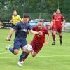 In der Kreisliga-Begegnung am 13. August 2023 unterlag der TSV Ziemetshausen (hier mit Jonas Seibold im Duell mit Benedikt Megyes) dem TSV Offingen 1:4.