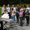 Bei der jüngsten Serenade Musik am Lagerhaus in Walkertshofen sangen der Kinder- und der Jugendchor einige Lieder gemeinsam.