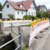 Einig war sich der Gemeinderat, dass die baufällige Brücke in der Bachstraße, die gesperrt werden musste, nur noch durch eine kleinere Brücke für Radfahrer und Fußgänger ersetzt wird.  	