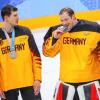 Deutschlands Goalie Danny aus den Birken beißt in seine Silbermedaille. Deutsche Eishockey-Fans können sich freuen: Jetzt gibt es noch mehr Eishockey live zu sehen.