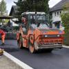 In den vergangenen Tagen wurde die Moorenweiser Straße in Geltendorf asphaltiert. Ab Dienstag soll sie wieder befahrbar sein.