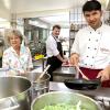 Ahmad (rechts) gehörte zu den 69 Afghanen, die 2018 abgeschoben wurden. Heute lernt er im Hotel Filser in Oberstdorf Koch. Seniorchefin Helga Filser-Nußbickel, aber auch Küchenchef Michael Voll sind sehr zufrieden mit ihm. In der Küche wird im Übrigen selbstverständlich mit Maske gearbeitet, nur fürs Foto wurde sie kurz abgenommen. 	