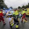 Rettungskräfte kümmern sich nach dem Massaker auf  Utøya um Verletzte.