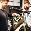 David (rechts) und Lukas Lis von der Augsburger Radstation haben sich auf E-Bikes spezialisiert.