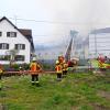 Ein großes Aufgebot an Einsatzkräften kämpft gegen die Flammen an einem landwirtschaftlichen Anwesen in Scheuring. Das Wohnhaus konnte bisher geschützt werden.