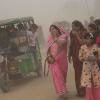 Dichter Smog über dem indischen Neu Delhi: Frauen halten sich zum Schutz Tücher vor den Mund.