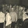 Die Mindelheimer Metzger (mit Strohhüten) marschieren beim Metzgerball 1958 im Krumbacher Bärensaal ein. Zweiter von rechts ist Ludwig Rendle aus Krumbach, der damals sein Handwerk in Mindelheim ausübte.