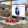 Mit einem großen Bild und Kerzen erinnern trauernde Hinterbliebene an die 21-Jährige, die im August 2022 bei dem tragischen Unfall am Augsburger Ikea-Parkplatz ums Leben kam.                            