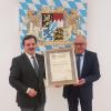 Aufgrund seiner langjährigen Tätigkeit für das Wohl der Gemeinde wurde Altbürgermeister Erwin Osterhuber (rechts) vom Gemeinderat zum Ehrenbürger ernannt. Sein Nachfolger Paul Reithmeir überreichte die Urkunde.